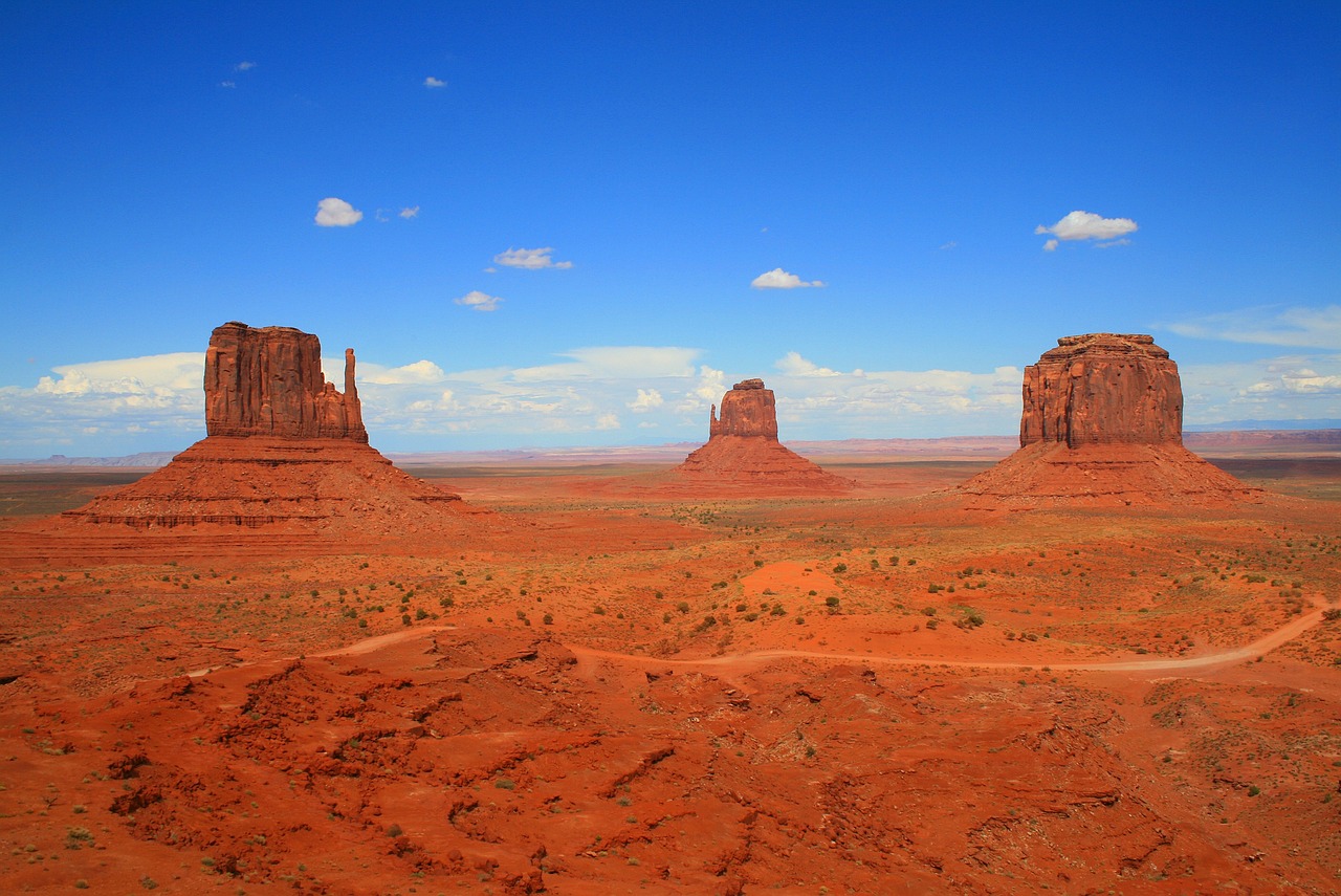 Exploring the Desert Wonders of Monument Valley